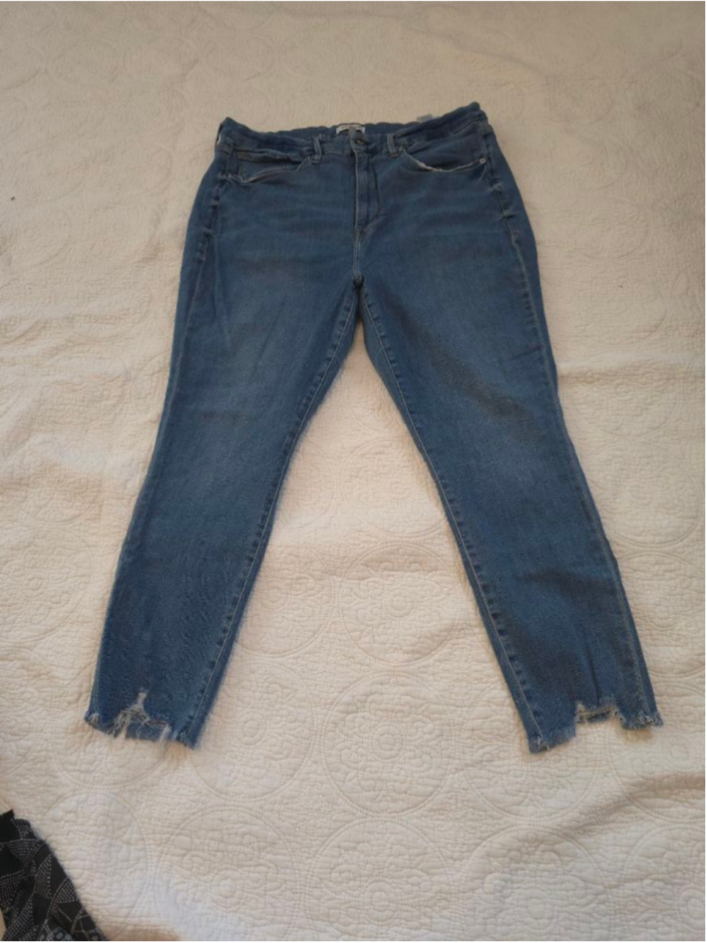 GOOD AMERICAN Plus-size Medium Wash Blue Good Waist Raw Hem Crop Jeans Size 22